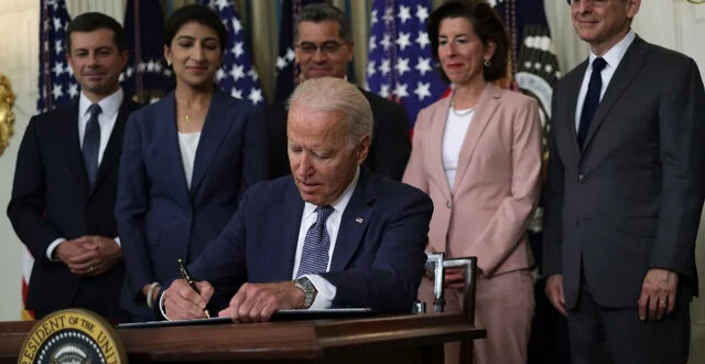 Pres. Biden signs executive order on competition
