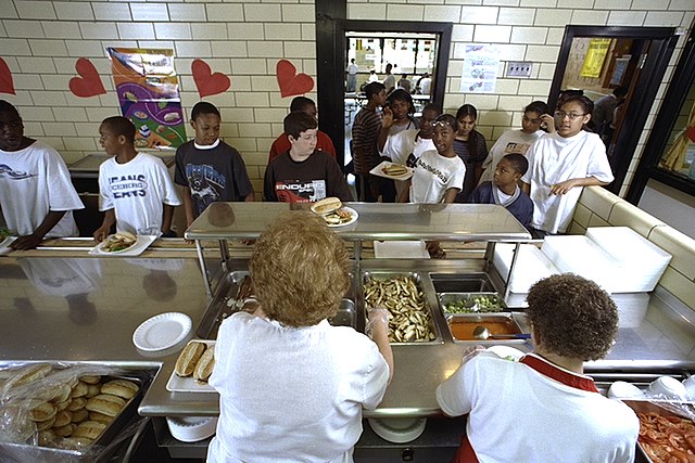 640px-Cafeteria_Workers_Serving_Healthy_School_Meals_To_Youth_-_DPLA_-_607e9ed25d2afecb69b98ad85c8efa47 - Poli Alert school lunch