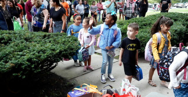 school kids at lunch