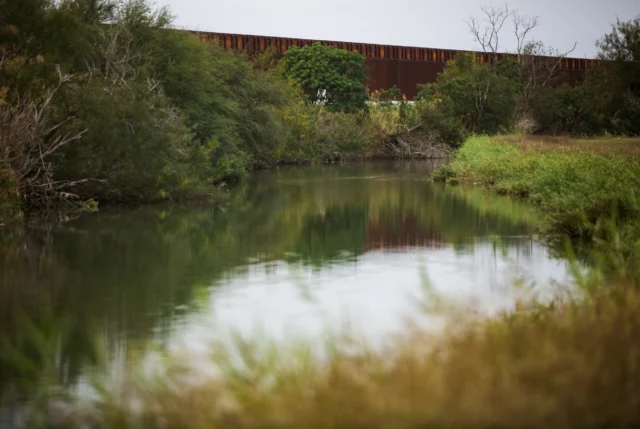 - Poli Alert Border wall on Texas/Mexico border