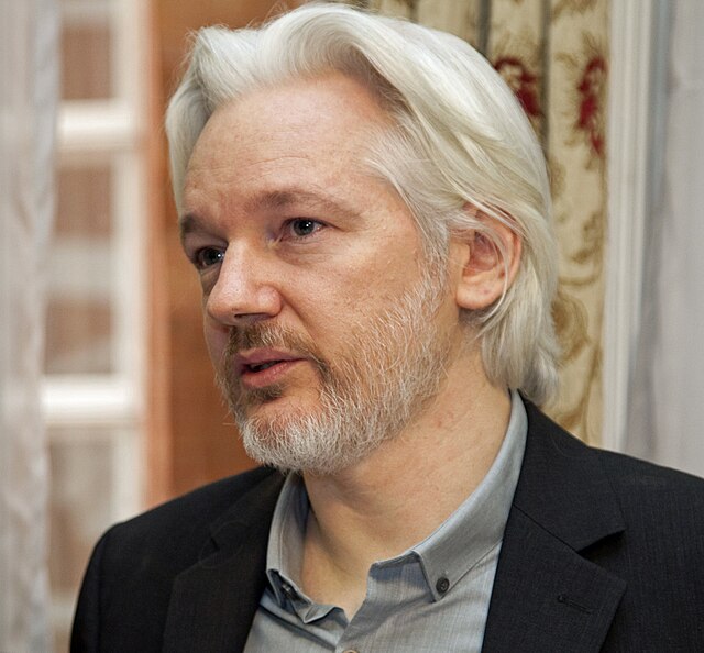 Julian_Assange_am_18._August_2014_in_der_ecuadorianischen_Botschaft_in_London - Poli Alert Julian Assange