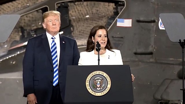 640px-President_Trump_Signs_Stefanik_Initiatives_into_Law_at_Fort_Drum - Poli Alert Elise Stefanik