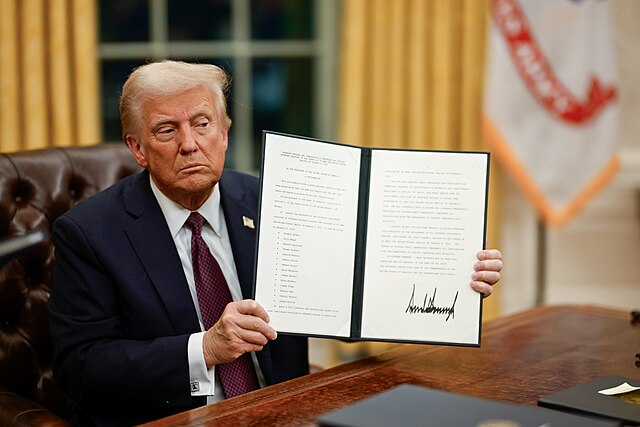President_Donald_Trump_signing_executive_orders_01 - Poli Alert President Donald Trump