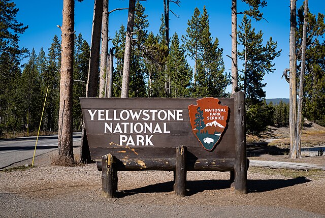 Yellowstone_National_Park_Sign_-_Wyoming - Poli Alert Yellowstone National Park