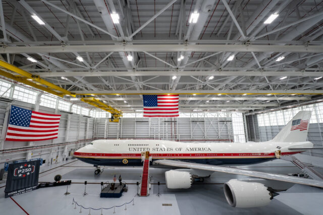 Air Force One - Poli Alert Air Force One